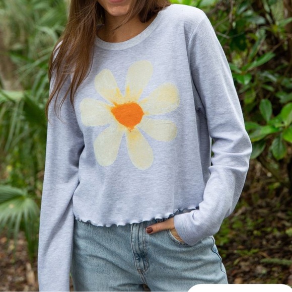 NATURAL LIFE Tops - NEW daisy flower light top